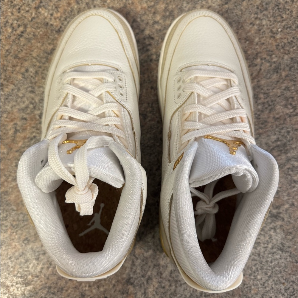 Jordan Air Retro 3 in White and Gold